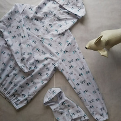 綿やや厚プリント生地を使った小型犬サイズラグランスリーブフード付きシャツ犬服とお揃いの大人服Ｓ～Ｍサイズフード付きプルオ 1枚目の画像