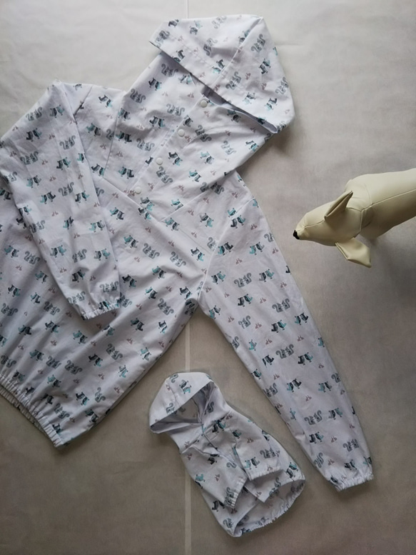 綿やや厚プリント生地を使った小型犬サイズラグランスリーブフード付きシャツ犬服とお揃いの大人服Ｓ～Ｍサイズフード付きプルオ 1枚目の画像