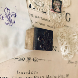 再販）英国買い付け♪タグつくりに♪ メタル製スタンプ  フルール・ド・リス A/ユリの紋章 6枚目の画像