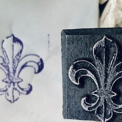 再販）英国買い付け♪タグつくりに♪ メタル製スタンプ  フルール・ド・リス A/ユリの紋章 1枚目の画像