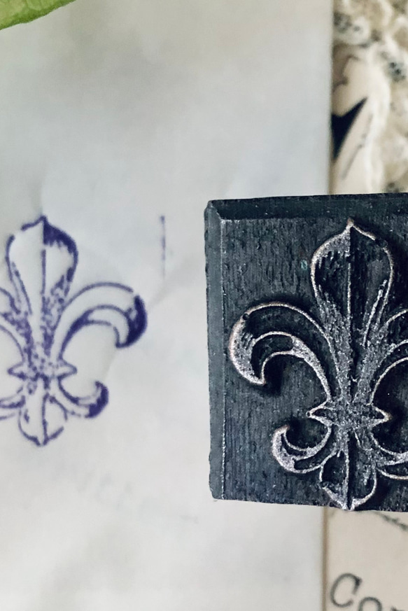 再販）英国買い付け♪タグつくりに♪ メタル製スタンプ  フルール・ド・リス A/ユリの紋章 1枚目の画像