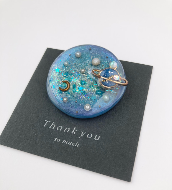 キラキラ☆宇宙の青いエメラルドと惑星 神秘的なレジンブローチ