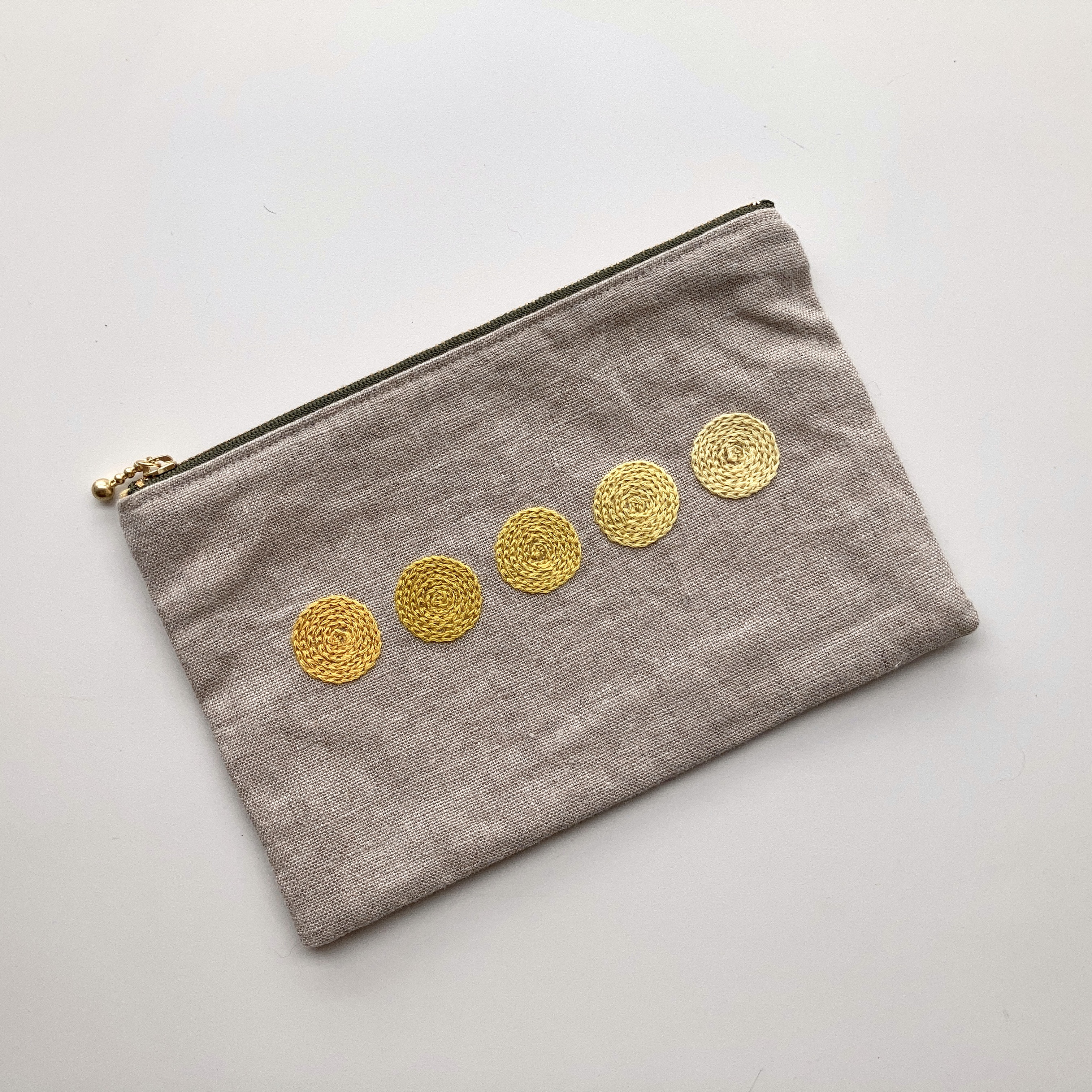 まぁるい刺繍のぺったんこファスナーポーチ 黄色のグラデー