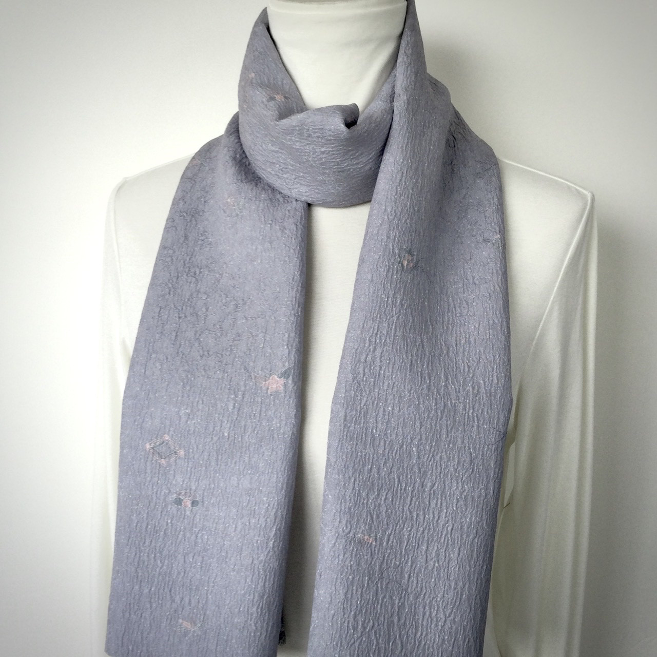 ブルーグレーの柔らかなお色と茶屋が辻の古典柄