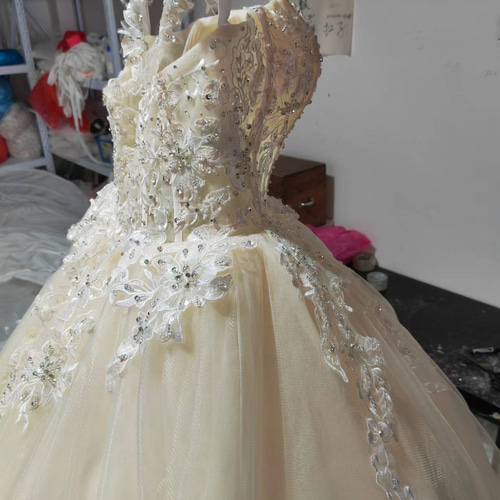 豪華！ウエディングドレス 上品花レース キラキラのハンドビーディング  