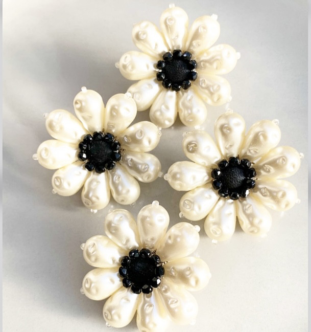 Marguerite マーガレットモチーフイヤリング・ピアス 5,250円