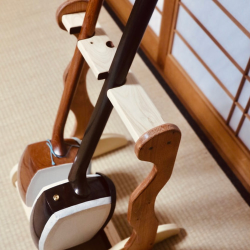 24時間以内に発送】手作り木工 木製三味線スタンド （ツートーン