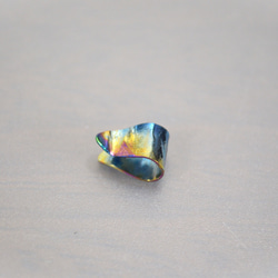 Titanium ear cuff・しずく型のチタンイヤーカフ=さくらと青=C 2枚目の画像