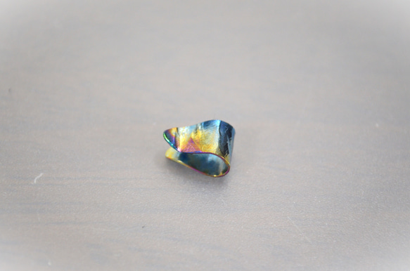 Titanium ear cuff・しずく型のチタンイヤーカフ=さくらと青=C 2枚目の画像