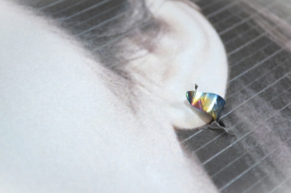 Titanium ear cuff・しずく型のチタンイヤーカフ=さくらと青=C 3枚目の画像