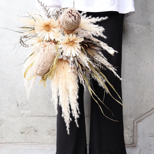 ドライフラワーパンパスグラスの白とゴールドブーケウェディングに 新作 ⭐️ゴールドリングリース ふわふわなパンパスグラス