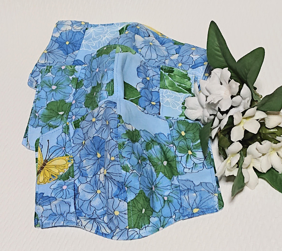 夏色・和柄のマスクカバー『紫陽花・ブルー』   不織布マスクが見えるタイプ 4枚目の画像