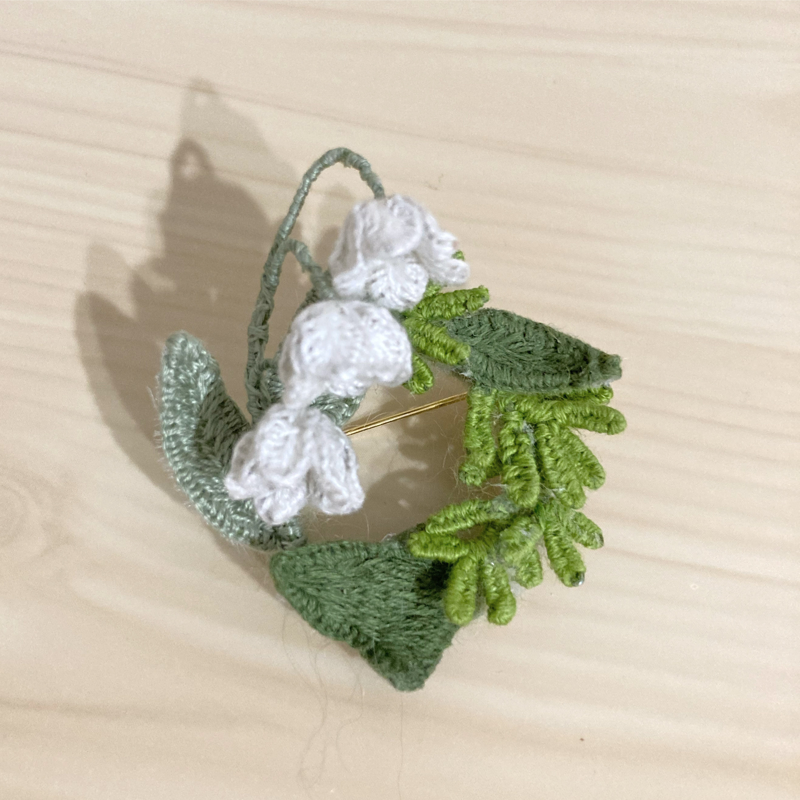 最新デザインの 立体刺繍］可憐なすずらんリースブローチ ブローチ greco 通販 その他