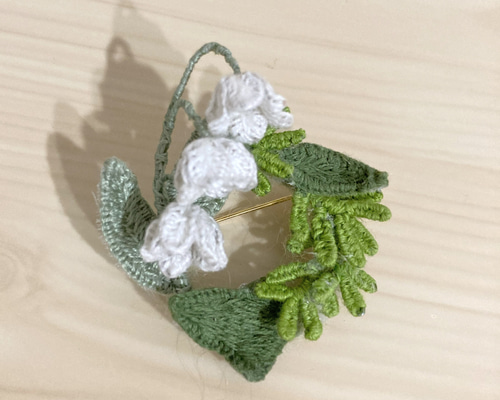 週末のみSale)立体刺繍 リースブローチ