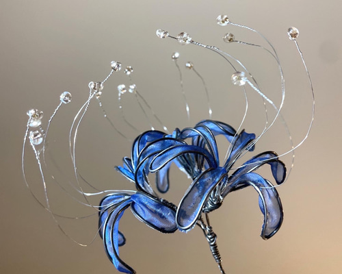 青が散る様ヴィンテージ大きな瞳や繊細に描かれた花模様の前掛けが美しい張子の招き猫 幻の青い彼岸花 ガラス製 かんざし メノ工房 通販 19075055｜Creema