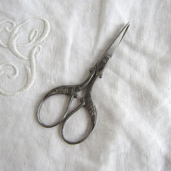 ペーパーナイフ ハサミ ケース付きフランス アンティーク フランスアンティーク刺繍ハサミ勿忘草お裁縫道具はさみ その他素材