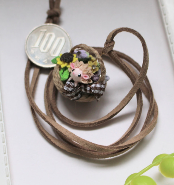 【花かごシリーズ】3Dハリネズミちゃんとひまわり、花かごのネックレス。つまみ細工 5枚目の画像