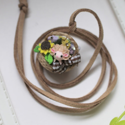 【花かごシリーズ】3Dハリネズミちゃんとひまわり、花かごのネックレス。つまみ細工 4枚目の画像