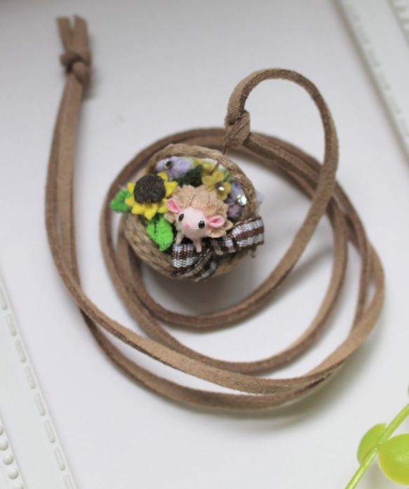 【花かごシリーズ】3Dハリネズミちゃんとひまわり、花かごのネックレス。つまみ細工 4枚目の画像