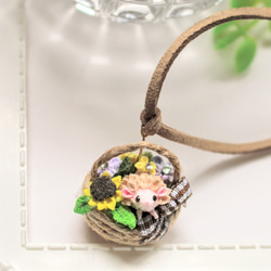 【花かごシリーズ】3Dハリネズミちゃんとひまわり、花かごのネックレス。つまみ細工 3枚目の画像