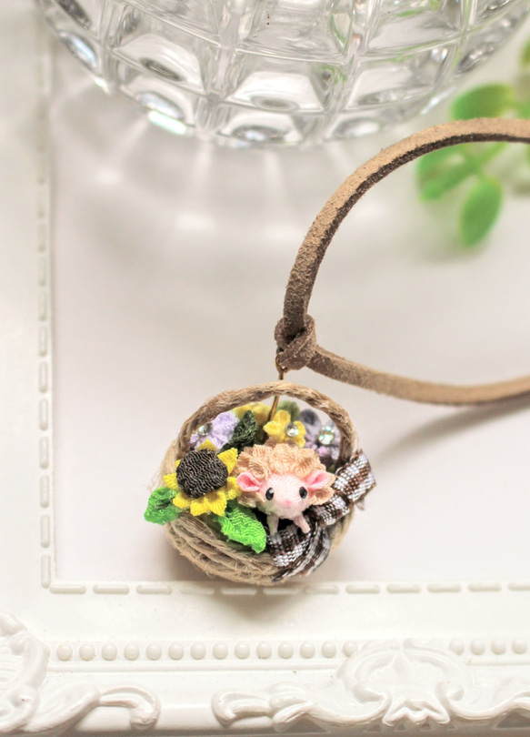【花かごシリーズ】3Dハリネズミちゃんとひまわり、花かごのネックレス。つまみ細工 3枚目の画像