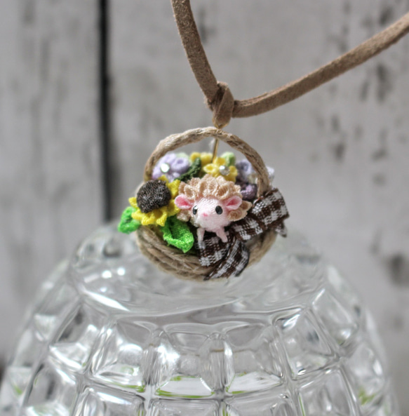 【花かごシリーズ】3Dハリネズミちゃんとひまわり、花かごのネックレス。つまみ細工 1枚目の画像