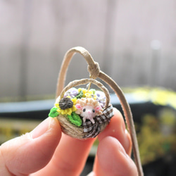 【花かごシリーズ】3Dハリネズミちゃんとひまわり、花かごのネックレス。つまみ細工 2枚目の画像
