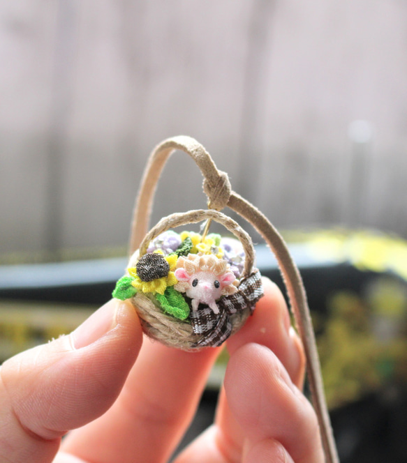 【花かごシリーズ】3Dハリネズミちゃんとひまわり、花かごのネックレス。つまみ細工 2枚目の画像