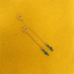 涼色・手描き模様　小さな水色の金魚ちゃん　チェーンフープイヤリング　（014） 3枚目の画像