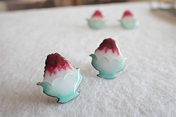 夏本番！かき氷のピアス(濃いいちご味)／Shaved ice earrings (Dark strawberry) 3枚目の画像