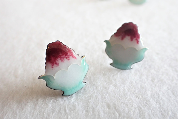 夏本番！かき氷のピアス(濃いいちご味)／Shaved ice earrings (Dark strawberry) 1枚目の画像