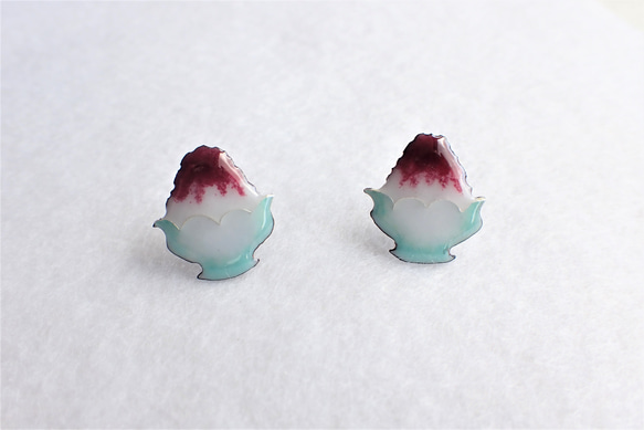 夏本番！かき氷のピアス(濃いいちご味)／Shaved ice earrings (Dark strawberry) 2枚目の画像