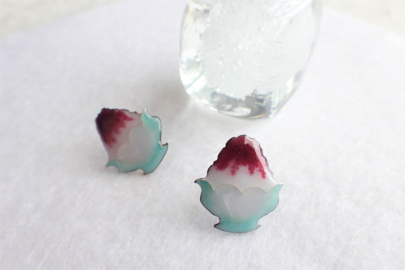 夏本番！かき氷のピアス(濃いいちご味)／Shaved ice earrings (Dark strawberry) 4枚目の画像