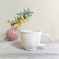 お花のパッチワーク柄マグカップ(白) 1枚目の画像