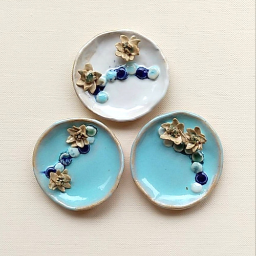 陶のアクセサリートレー・三角お香置き【紫陽花カラーの雨粒落ちて