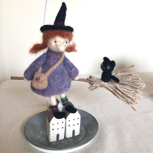 羊毛フェルトとパステル画の三日月と魔女 羊毛フェルト i-village 通販