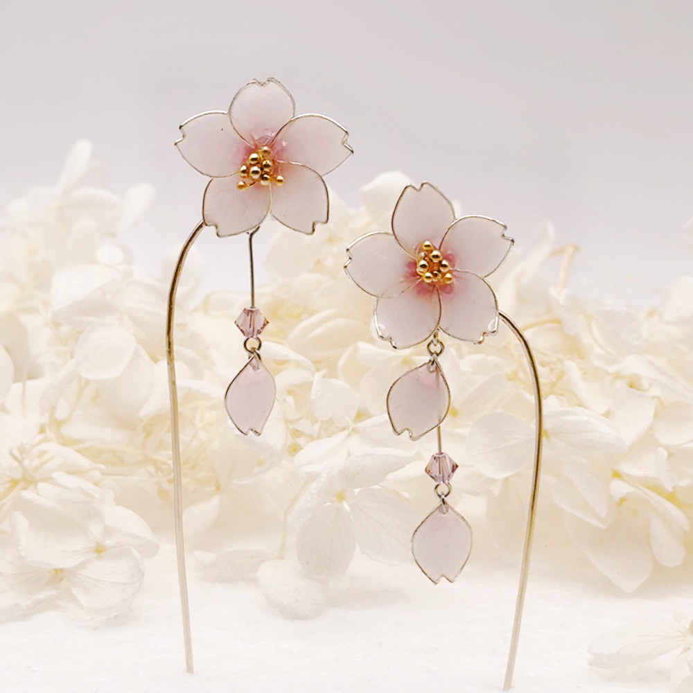SAKURAシリーズ 『夕桜』揺れて舞うピアス／イヤリング 桜 花 ワイヤー×レジン