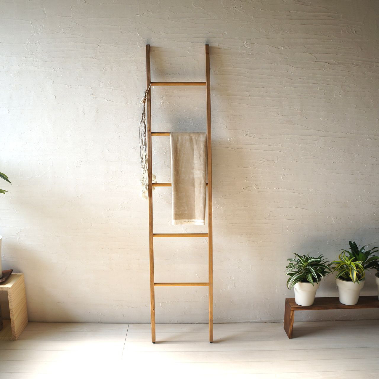 さりげない美しい収納♪スリムラダーラック ハンガー パシュミナ 天然木の風合い ③ウォールナット タオルハンガー 掛け