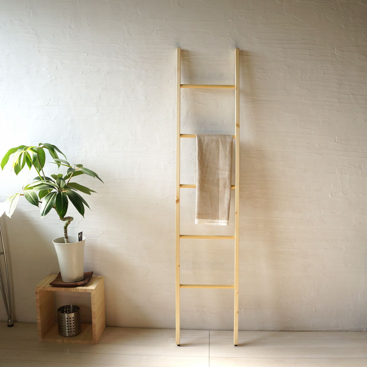 さりげない美しい収納♪スリムラダーラック ハンガー ベルト パシュミナ 天然木の風合い ④ナチュラル タオルハンガー