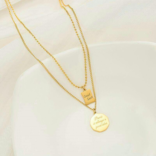 18 K金双にネックレスを重ねた個性的な鎖骨チェーンです  