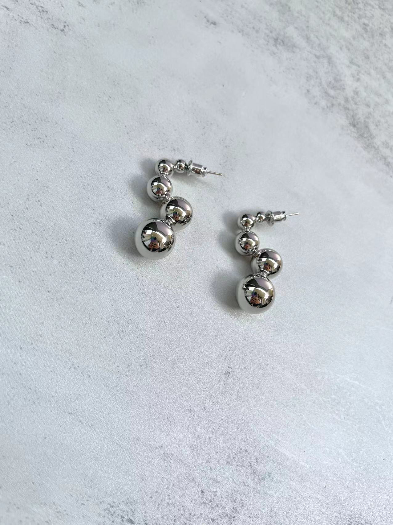 モダン５連ピアス　ゴールド