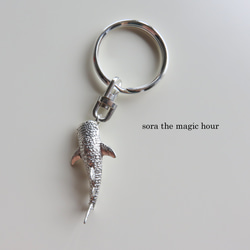 ジンベエザメピン　おしゃれキーリング　海の生き物好きさんへ　ジンベエキーホルダーWhale shark key ring 2枚目の画像