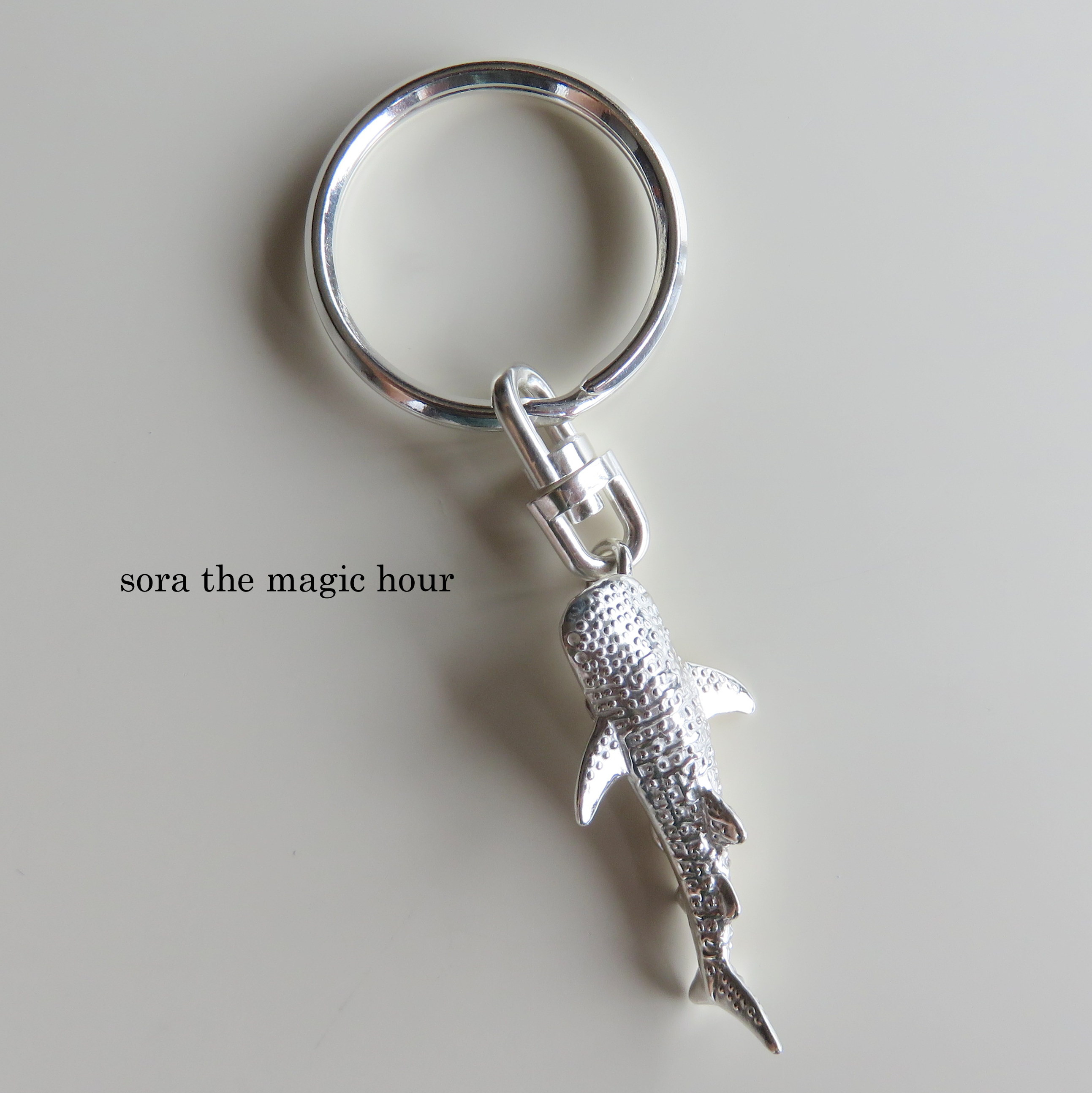 ジンベエザメピン　おしゃれキーリング　海の生き物好きさんへ　ジンベエキーホルダーWhale shark key ring