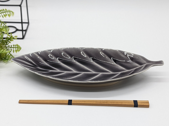 027-0505　長皿 魚焼物皿 楕円皿 サンマ 和陶器 和モダン /リーフプレート(M)パープル 1枚目の画像