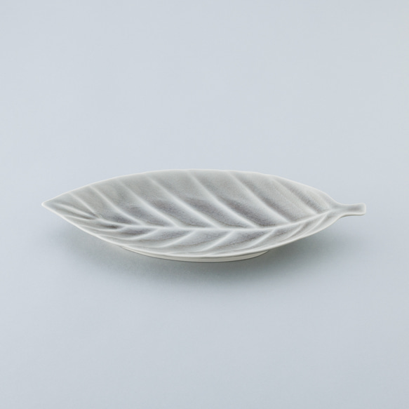 027-0506　長皿 魚焼物皿 楕円皿 サンマ 和陶器 和モダン /リーフプレート(M)グレー 3枚目の画像