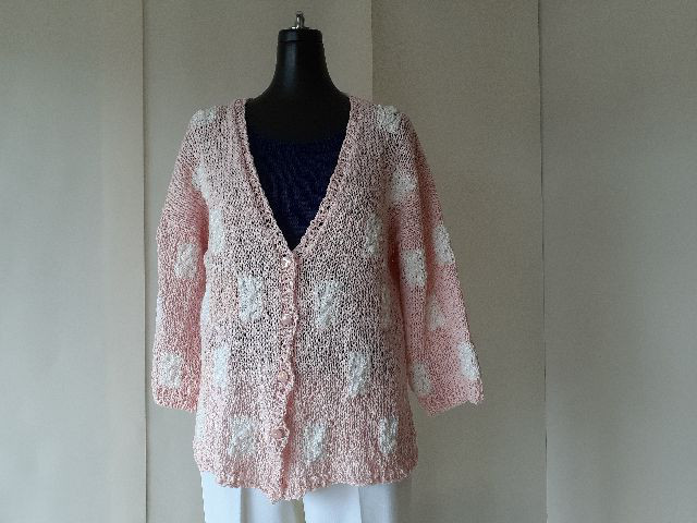 ピンクとホワイトの編み込みカーディガン 7,110円