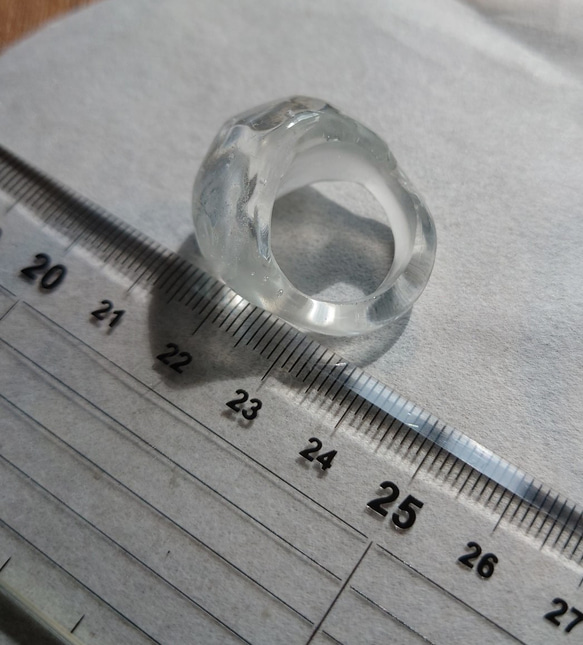 minamo 水のゆらめき を閉じ込めた 指輪 琥珀糖 水の中 ガラス とんぼ玉 クリア 満月 8枚目の画像