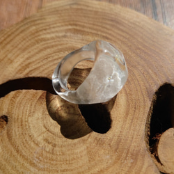 minamo 水のゆらめき を閉じ込めた 指輪 琥珀糖 水の中 ガラス とんぼ玉 クリア 満月 4枚目の画像