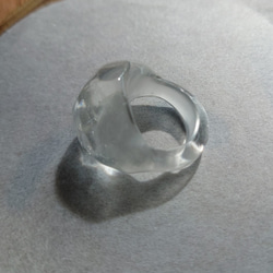 minamo 水のゆらめき を閉じ込めた 指輪 琥珀糖 水の中 ガラス とんぼ玉 クリア 満月 6枚目の画像