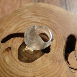 minamo 水のゆらめき を閉じ込めた 指輪 琥珀糖 水の中 ガラス とんぼ玉 クリア 満月 1枚目の画像